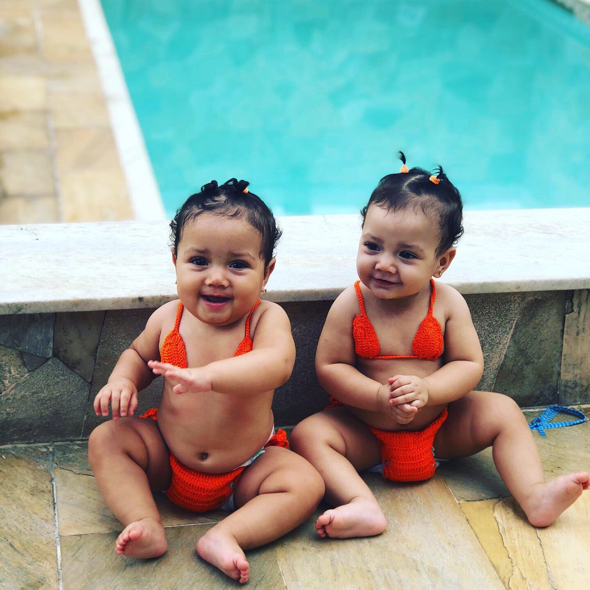 ynarapf_'s tweet photo. Sequência de fotos das gêmeas mais lindas 😍🥰 https://t.co/Vc7zbWudMs