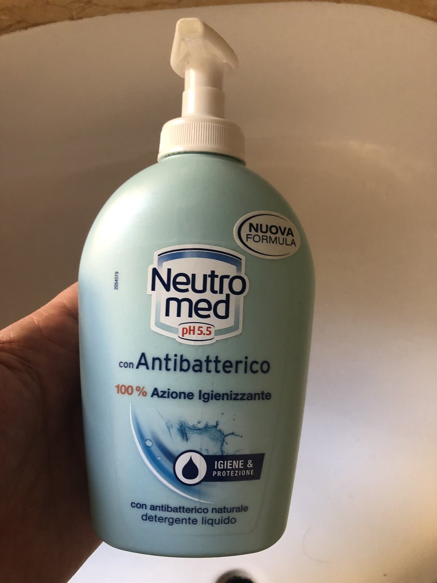 Paroletario's tweet photo. Stiamo entrando nella fase storica di un'igiene tale che abbiamo conosciuto e praticato solo da innamorati adolescenti. #coronavirusitalla https://t.co/eGYaPydNi7