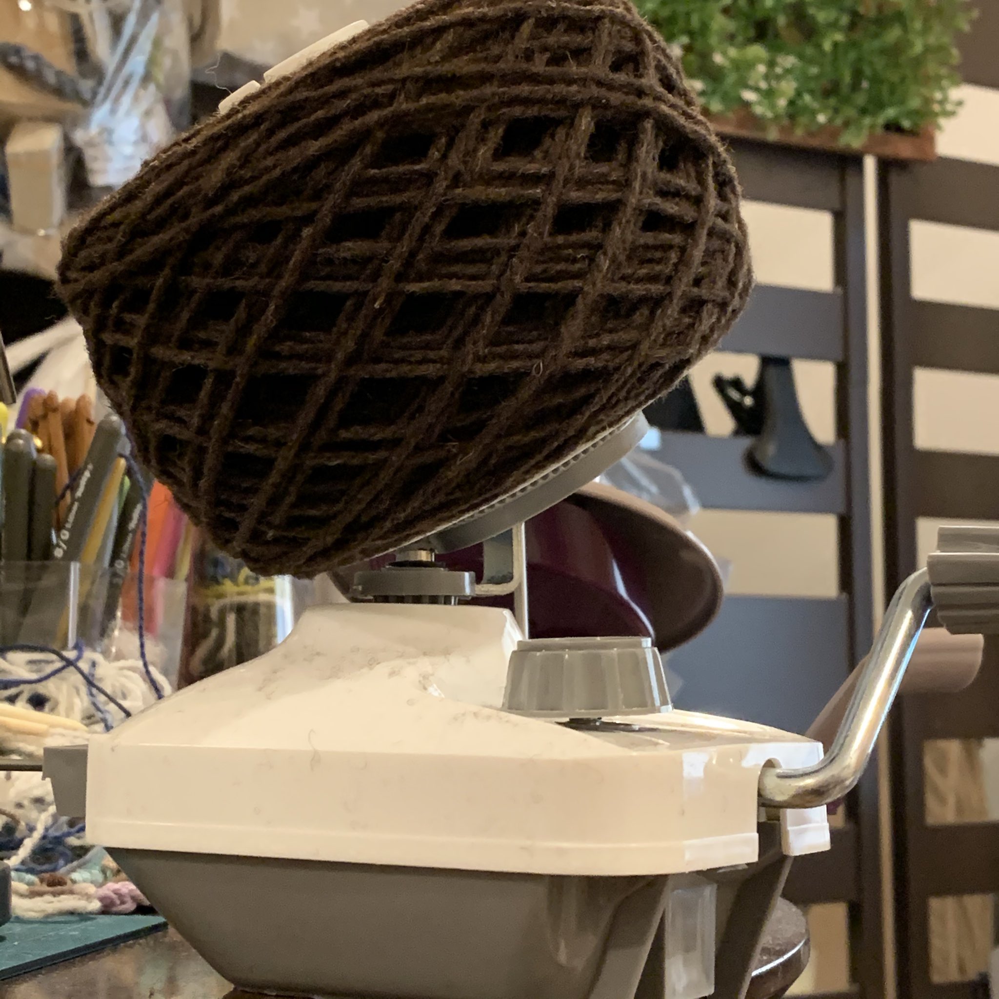 はやみず ダルマの玉巻き器使ったけどこれは人に勧められませんわ 国内ではこれしか選択肢がありませんが 糸ガイドやボビンの固定状態が分かりにくいマズい設計 バリが残りまくってて普通に危ない 並太100g巻いたらボビンの下の皿を超えて玉が