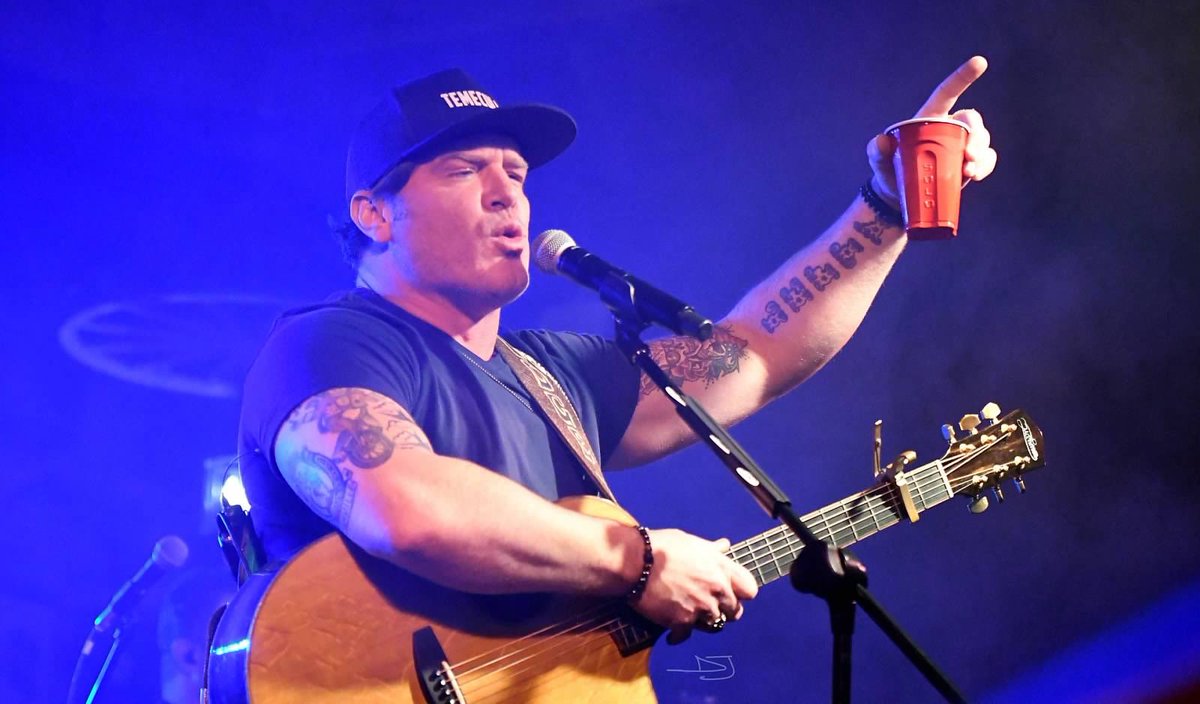 Cheers to the weekend! Jerrod Niemann kicked it off Friday night with a great show at Terry Bison Ranch in Cheyenne, Wyoming! #countrymusic #cheyenne #wyoming #concertphotography #bluepig #jerrodniemann #terrybisonranch #deejaizphotography #nikon #tamron