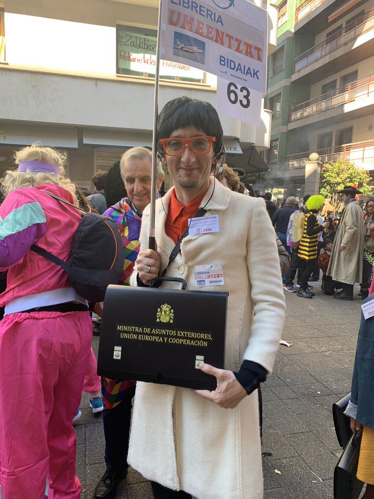 Me dicen que la Ministra <a href="/MAECgob/">Ministerio de Asuntos Exteriores, UE y Cooperación</a> ha sido vista en el Carnaval de #Tolosa 😂😂 #LosCarnavalesMasDivertidos 

Hau dek humorea! Gustatuko zitzaidakeen han egotea! Hurrengo urten 😄😄

#TolosakoIñauteriak <a href="/tolosaudala/">Tolosako Udala</a>