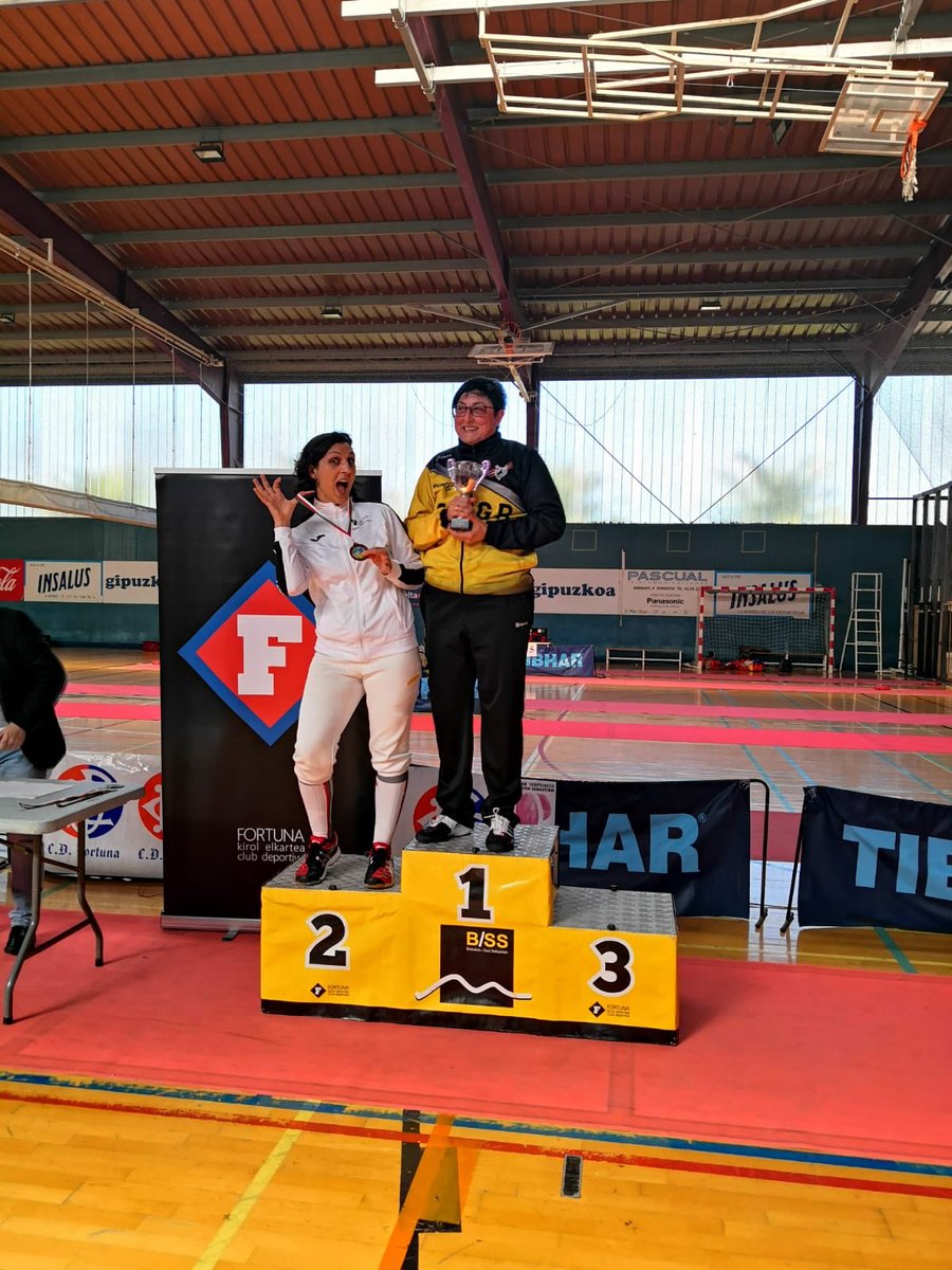 ESGRIMASAGr's tweet photo. Y podemos decir que nos encantan los domingos!!! Esto es esgrima!!!!
Isabel Vázquez Corbacho sube a la Sala a lo más alto del podio y trae a Granada un fantástico Oro. Así es esta Sala!!!!
#soydelasala, #masymejor #100x100esgrima #TLMsagr https://t.co/6tWggfxBL3
