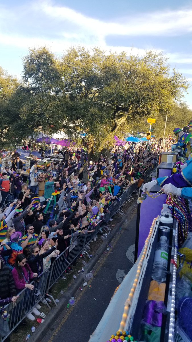Dgrpgrwr's tweet photo. Great day for a parade at Mardi Gras! Hail Endymion, It ended with music by Train, Tim McGraw and Styx #Endymion #yats https://t.co/TdW5OXVPXJ