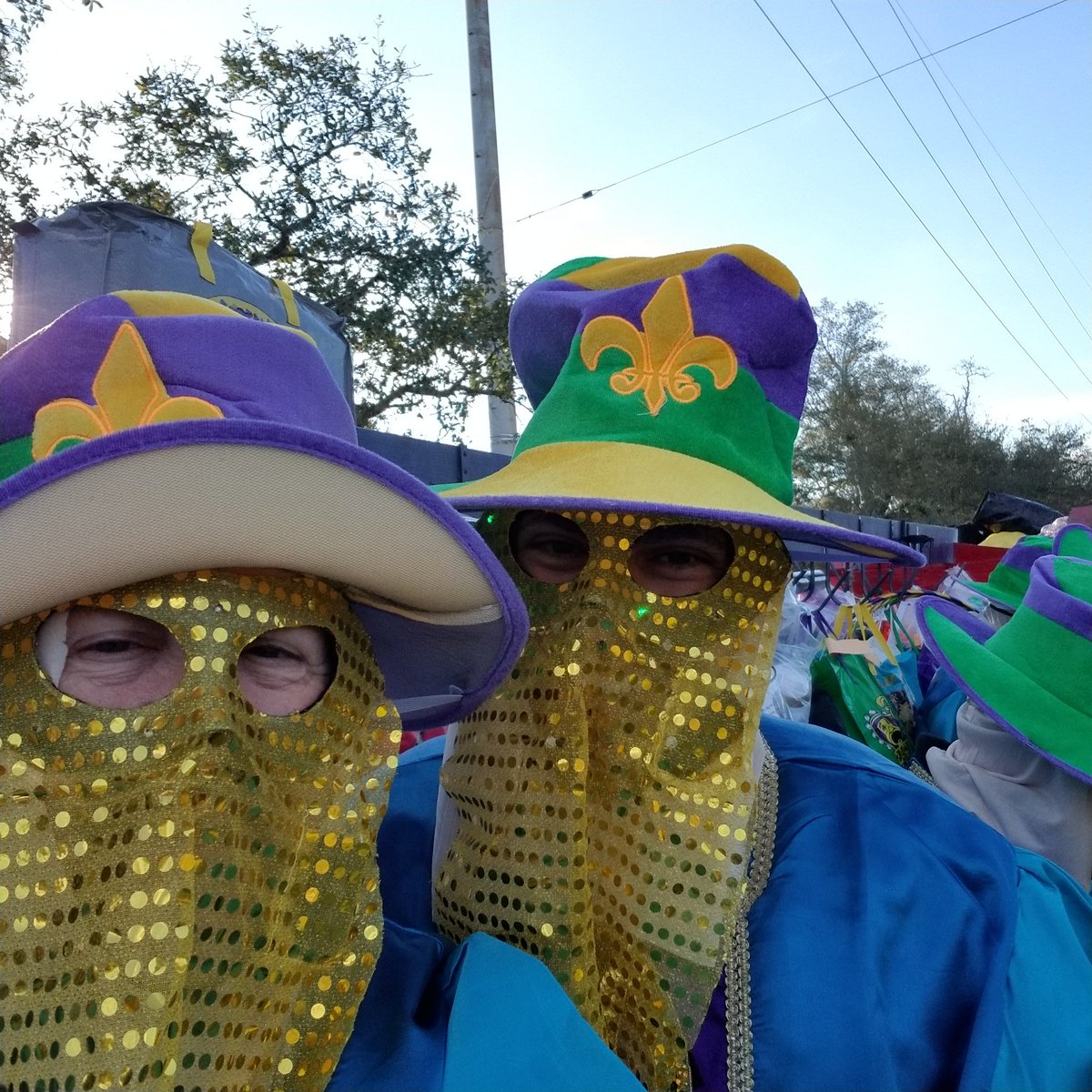 Dgrpgrwr's tweet photo. Great day for a parade at Mardi Gras! Hail Endymion, It ended with music by Train, Tim McGraw and Styx #Endymion #yats https://t.co/TdW5OXVPXJ