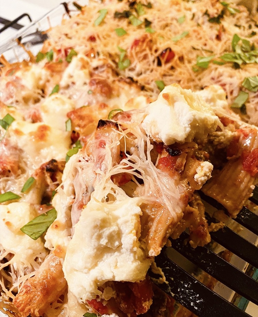 “CHEESE” THE DAY with this veggie baked ziti from @whatschelseating 😋🍽