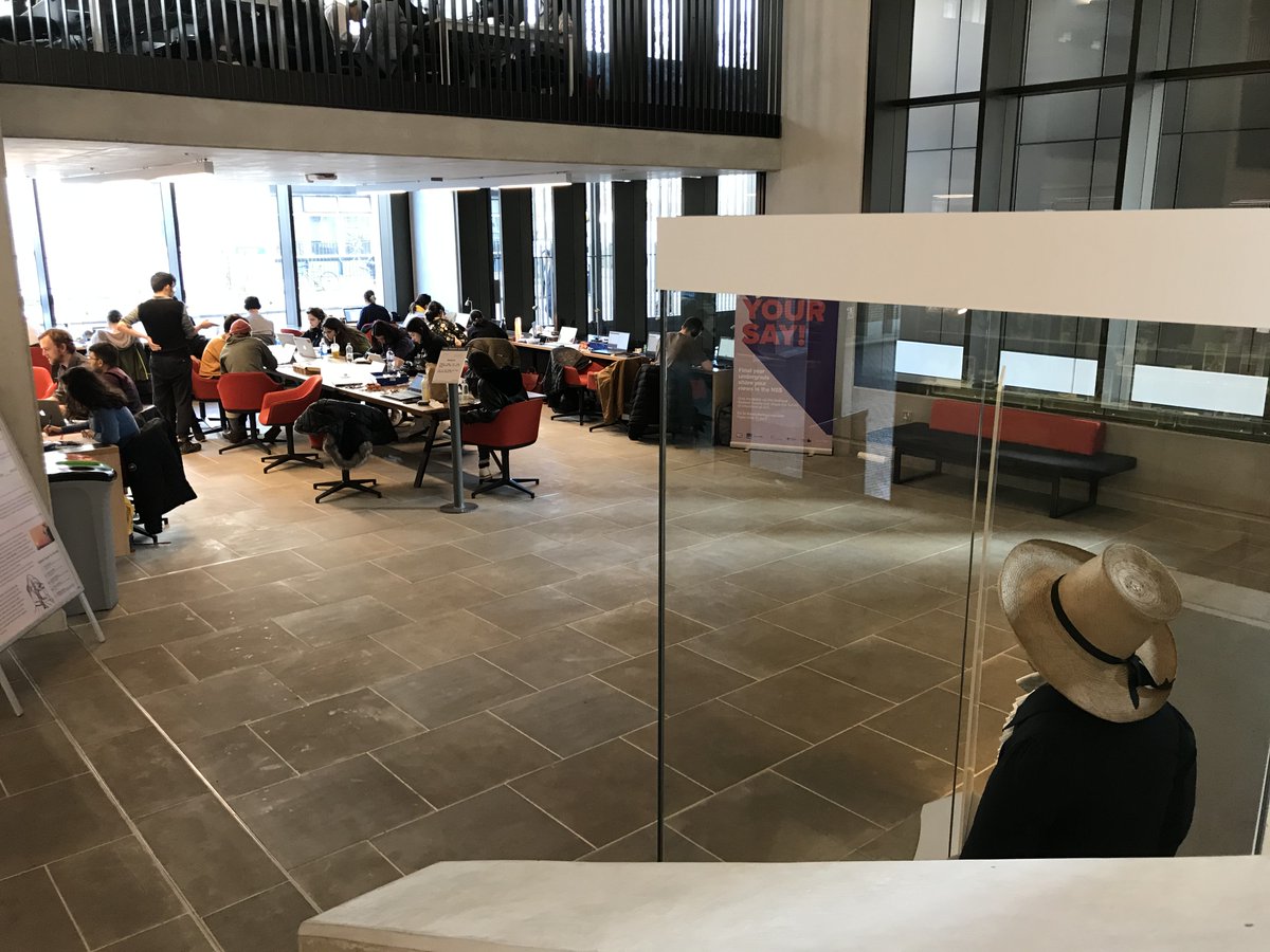 There are, as  @JeremyBarraud reports, students studying and debating. And, as you can see, Jeremy is able to observe them. But the students seemed rather indifferent to his presence. 7/