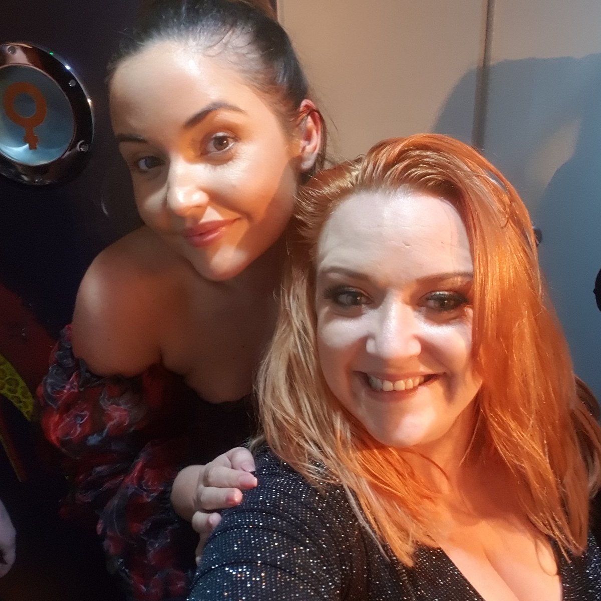 ShellyMinelli's tweet photo. I had the pleasure to meet @jacquelineMjos last night, one of the nicest people. Thank you for the selfie, my daughter was over the moon when I showed her. Beautiful lady xx https://t.co/PM1UjmPryU