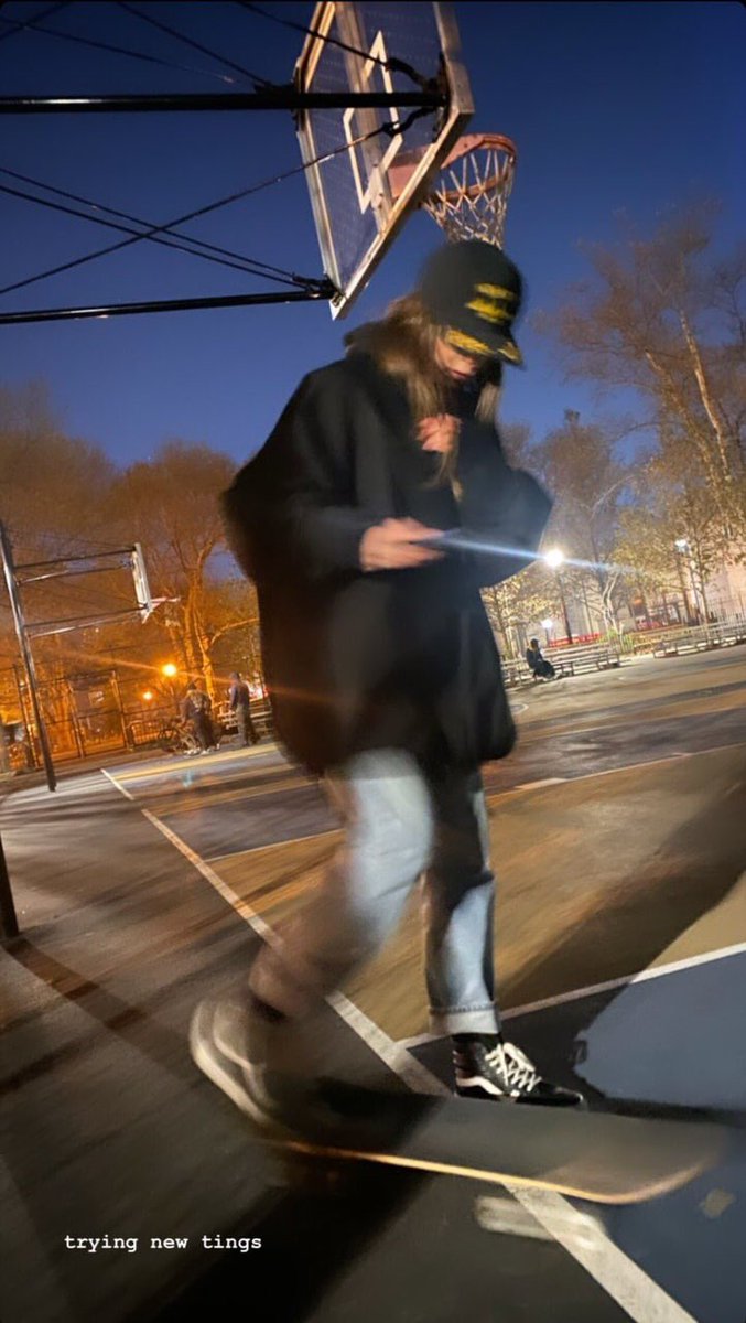 stole Harvey’s skateboard to prove I could do it and ended up falling on my arse 🤗