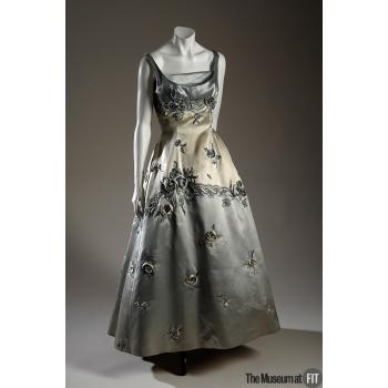 vickyhaddock's tweet photo. Today I'm exploring the work of French fashion designer, Maggy Rouff (1896-1971). This silk satin evening gown dates from c. 1949 and is decorated with appliquéd roses, rhinestones and pearls (@museumatFIT collections). #fashionhistory #fashiondesign #MaggyRouff #1940s #NewLook https://t.co/taofn25hty
