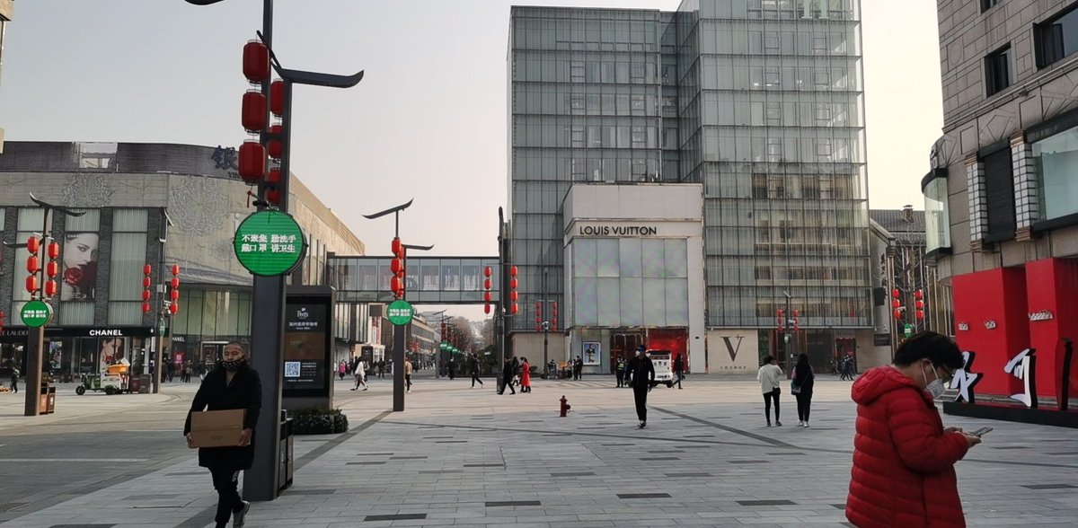 weipeiran's tweet photo. On a Sunday afternoon near the #Westlake in Hangzhou. The govt is calling on people to remain indoor as the #CoronavirusOutbreak hasn't reached its turning point. https://t.co/oIWEVTx8ps