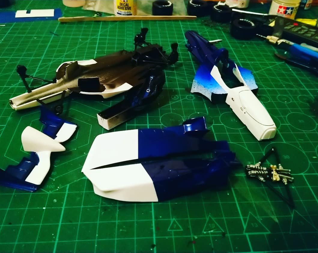 GRM_Joinrite's tweet photo. Max Papis - Reynard Ford-Cosworth at 1/25 scale by Revell is go. Using TS51 Racing Blue by Tamiya as well as TS26 Pure White by Tamiya looking superb.
Seatbelts by Tuner Manufactory, buckles were leftovers.
#revell #maxpapis #champcar #125scalemodel #indycar https://t.co/TNAgZPzW1A