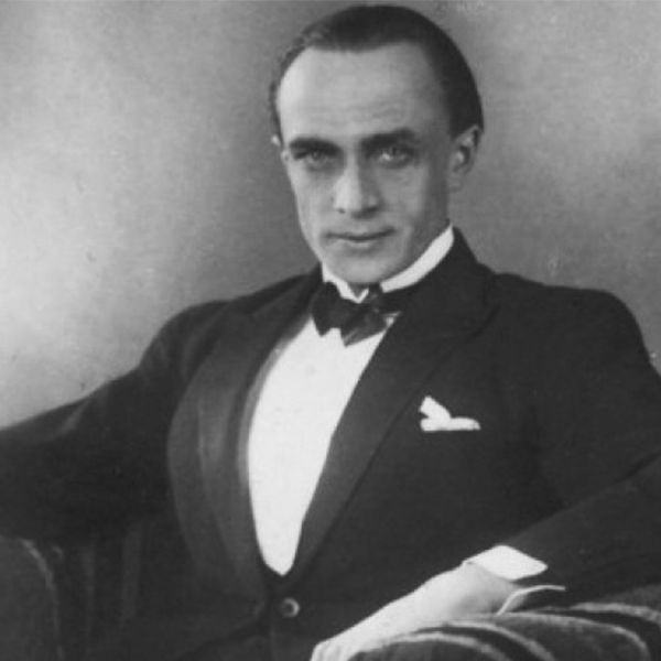 SilentRevue's tweet photo. Will you be attending "The Hands of Orlac" today, 4pm @RevueCinema? Is so we would love for you to send us a selfie from our beautiful and historic cinema. Tuxedo optional. 
#SilentsInTO
#TOLovesSilents https://t.co/LEPgY9rrgI