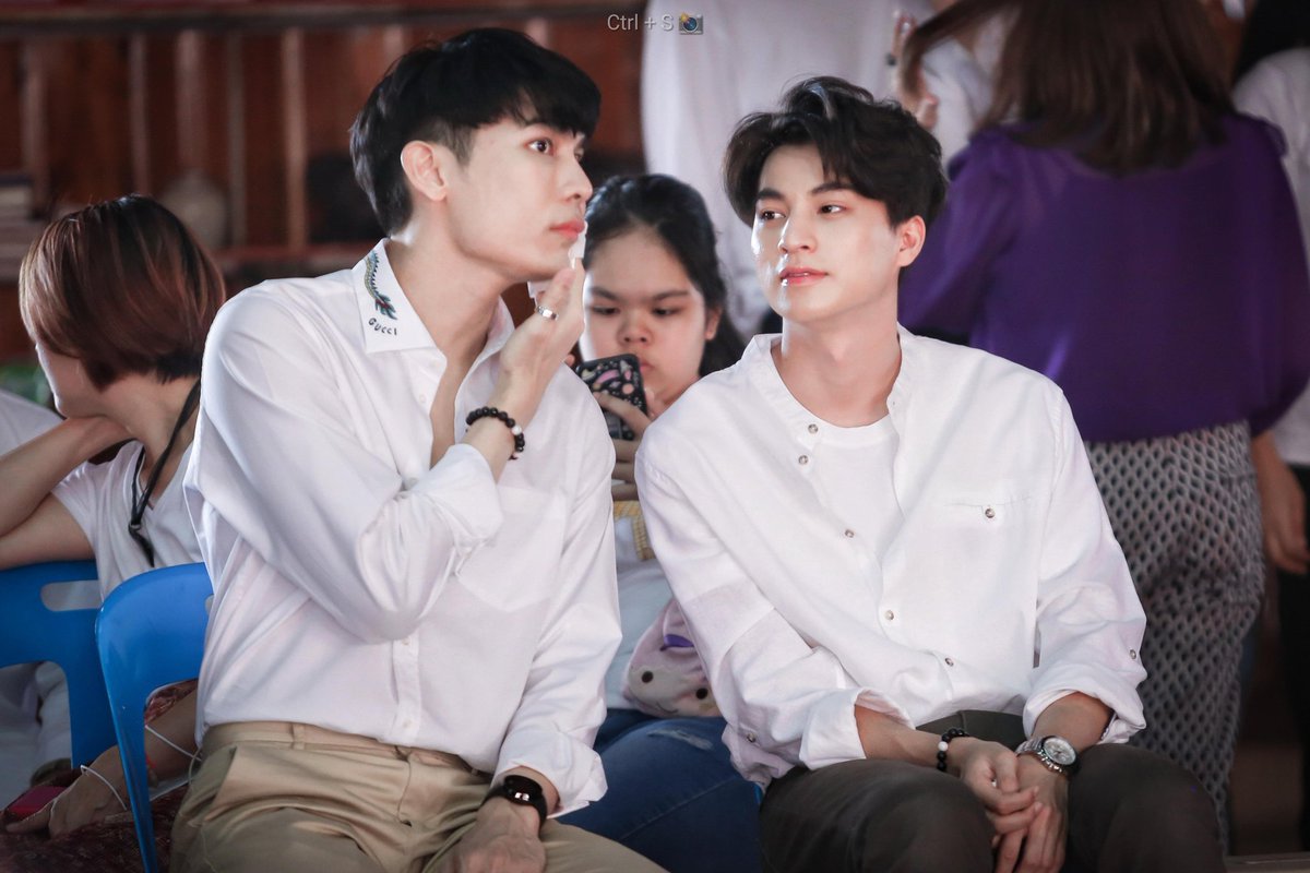 S_lrtC's tweet photo. 200222 #BDMeritWithMew

// 20 ล้านคงไม่ต้องแล้วมั้ง สายตาคะน้ามองพี่เค้าขนาดนั้นอ่ะลูกกกกกก

#หวานใจมิวกลัฟ 
#MewSuppasit 
#GulfKawawut https://t.co/V9CUiUgUsF