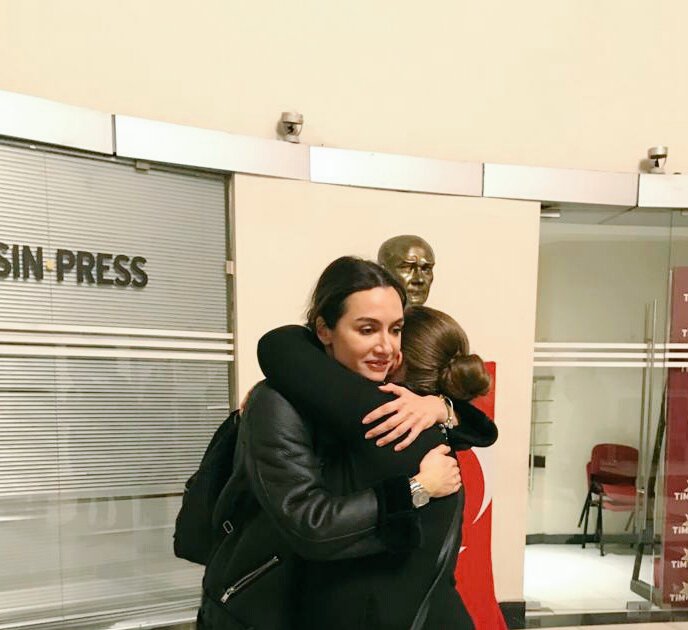 chkskn's tweet photo. Sarılmak,iki kalbin birbirine yakın olmasıdır yalnızca 🙏 Hayatımdaki bu güzel eylemi iyi ki sizinle yaşıyorum ❤ #BirceAkalay 🌸 Yine bir #TimShowCenter hatırası 😇 https://t.co/m5ejz47sml