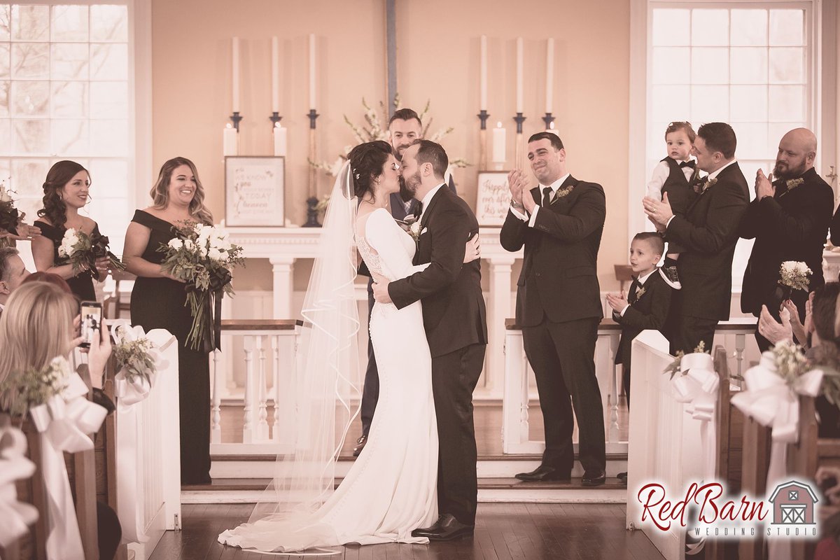 redbarnwedding's tweet photo. Happy 1 Year Anniversary to James & Erin !!! We hope today you'll find time to look back on all your sweet memories together.
#weddinganniversary #weddingday #anniversaries #winterwedding #elegantwedding #elegantbride #Chicagowinterwedding #februarywedding #ceremonypictures https://t.co/eLkgbVWwj9