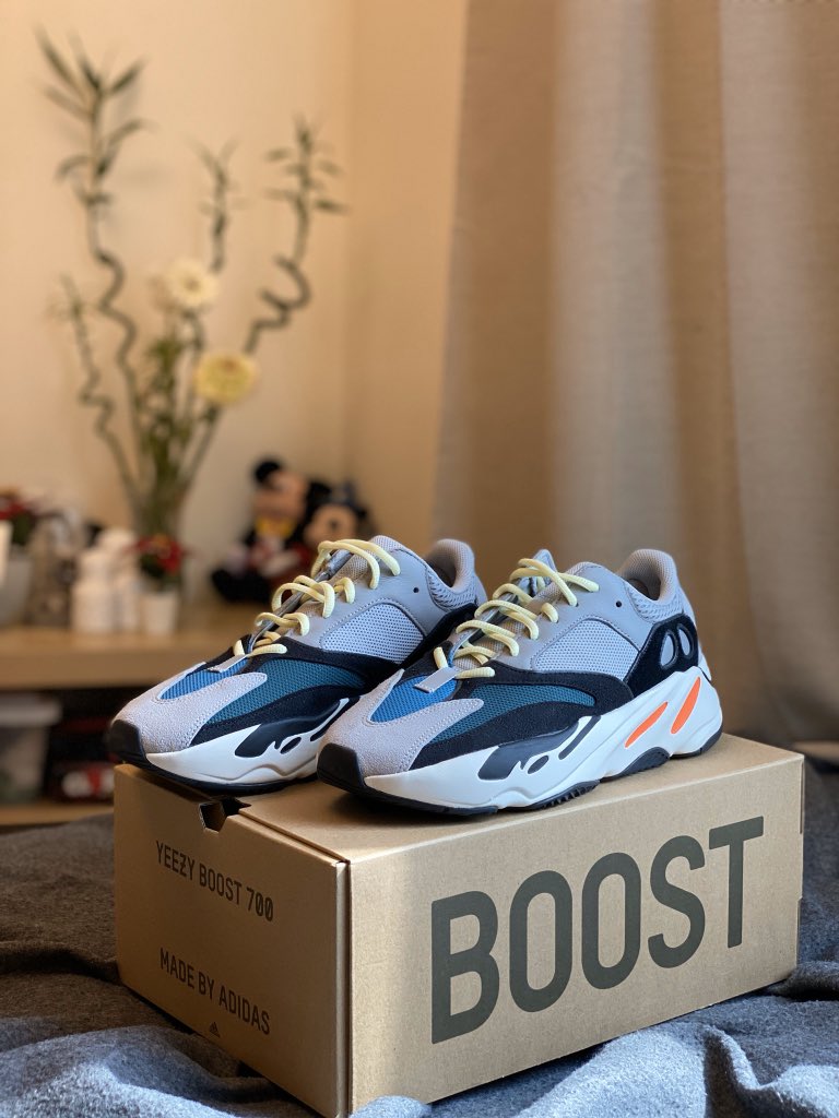 simplyGILBERT's tweet photo. Photoshoot ‘yan gurl?! Hahahaha. I’m just so happy with this pair! 💪🏻👟#WaveRunner700 #Yeezy #StockX https://t.co/CQ2fnC4OZP