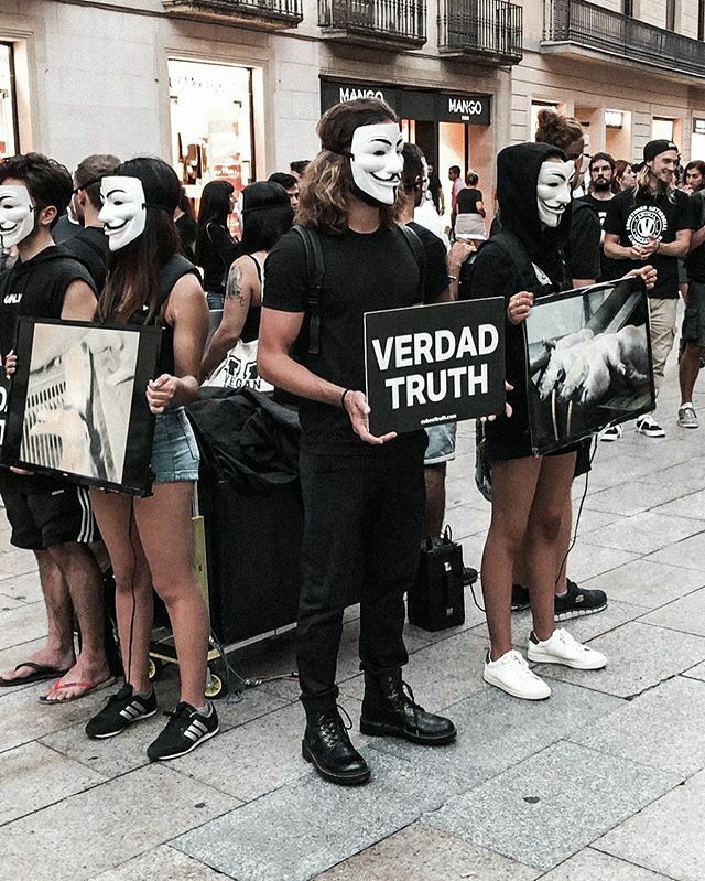 “Podrán cortar todas las flores, pero no podrán detener la primavera.”
- Pablo Neruda instagram.com/p/B86imLToi8m/