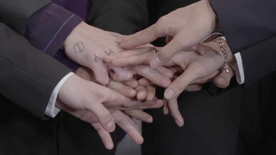 DdaengLife's tweet photo. We are their ARMY and their family, put your hand in 🤚🏽 if you will stan forever!! 

#SEVENPARTY 
#BTS @BTS_twt #BTSARMY https://t.co/hA3h9s1Klx