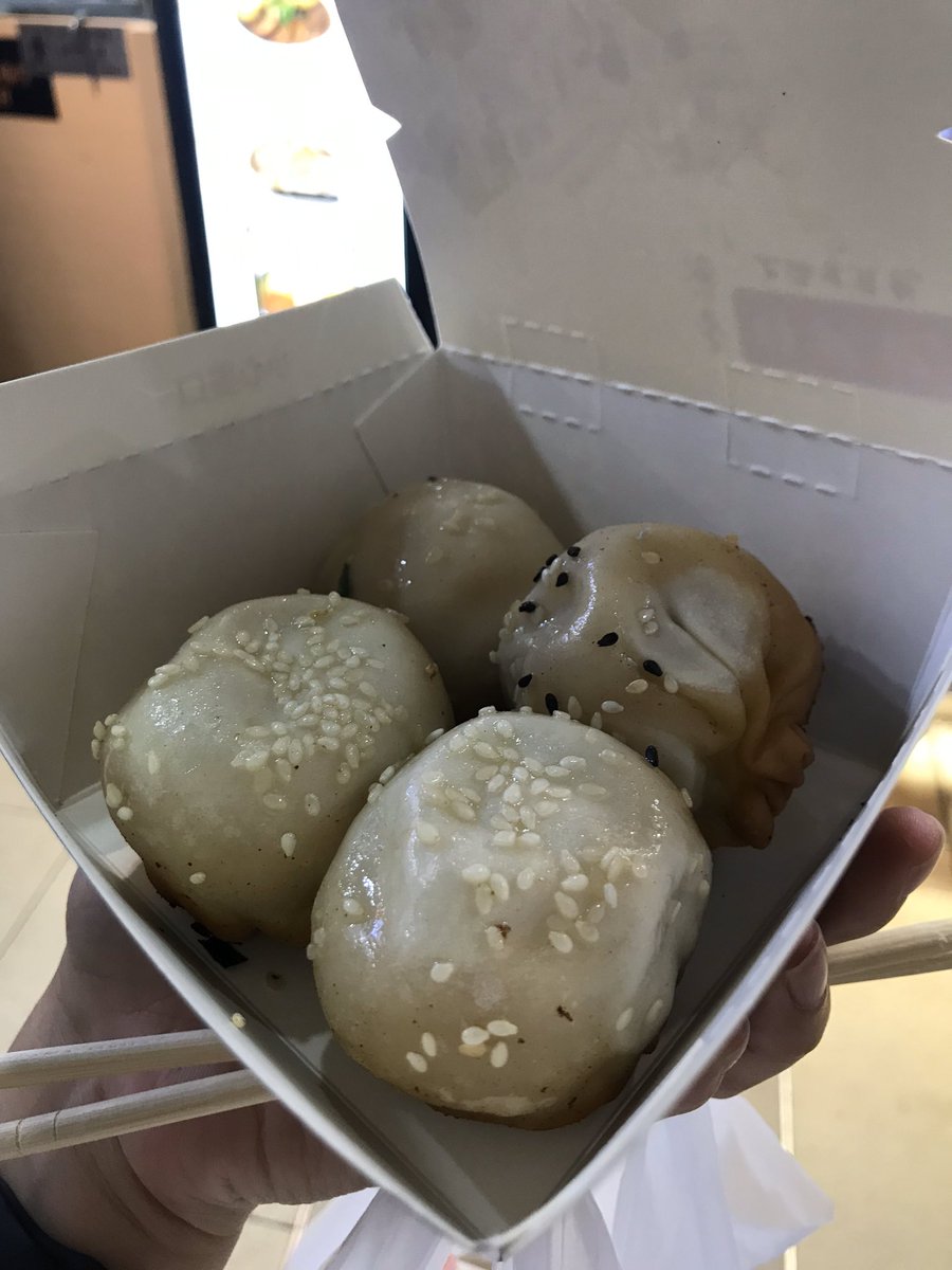 ipigyoueat's tweet photo. เสี่ยวหลงเปาทอด เจ้าดัง! ร้านไม่มีที่นั่ง สั่งมาต้องยืนกิน ❗️คำเตือน น้ำซุปข้างในร้อนมากๆ ส่วนตัวชอบทั้งไส้หมูและกุ้ง แป้งกรอบแต่กัดไปฉุ่มฉ่ำมาก ทีเด็ดคือน้ำซุปข้างใน อร่อยลืม ขอยกให้เป็นอาหารอร่อยที่สุดในทริปฮ่องกง #รีวิวฮ่องกง @aroii 

📍 Cheung Hing kee, จิมซาจุ่ย,  ฮ่องกง https://t.co/CrxsO5mq3R