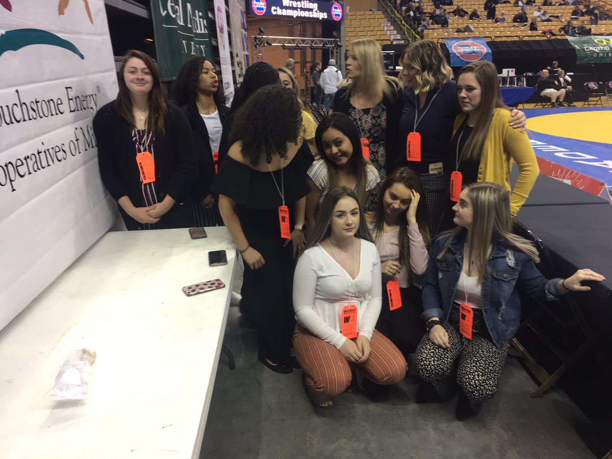 WHS_TigerCheer's tweet photo. This crew cheered on our Tigers and then worked hard during finals representing Waynesville and MSHSAA organizing and presenting the medals/brackets. I’m incredibly proud of them! Not to mention, after several failed attempts, we actually got a good group picture! 😆🧡🖤 https://t.co/q6cXFkhQRt