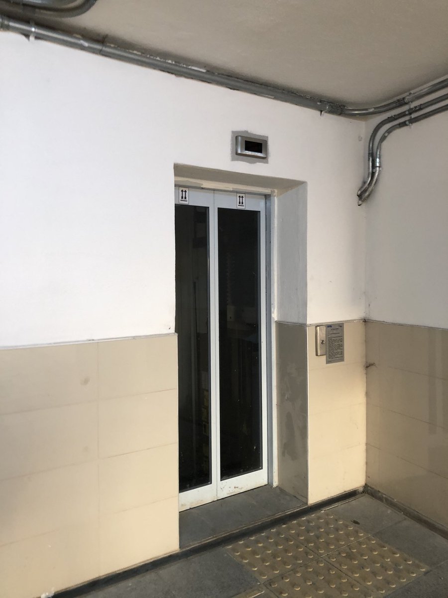 Bu da Altıntepe Çamlık altgeçiti burda da aynı problem.. Asansör var, çalışmıyor ve çıkabileceğimiz bir rampa yok. <a href="/MaltepeBelTr/">Maltepe Belediyesi</a> <a href="/istanbulbld/">İstanbul Büyükşehir Belediyesi</a>