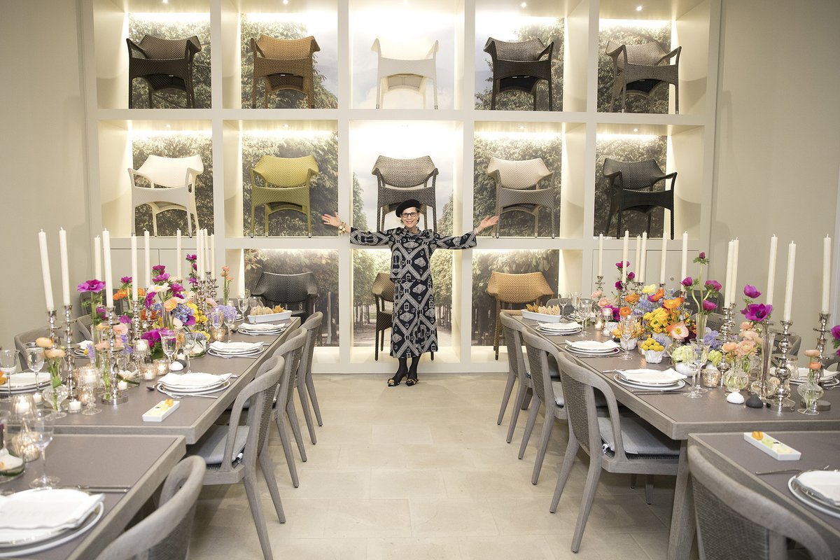 janusetcie's tweet photo. Founder and CEO Janice Feldman in our New York City showroom! In front of our Amari chair wall and tables set with Rock Garden pieces, designed by André Fu
#janusetcie #janicefeldman #andrefu #afso #adoreoutdoor #Spring2020 https://t.co/wHhd4bXFxy