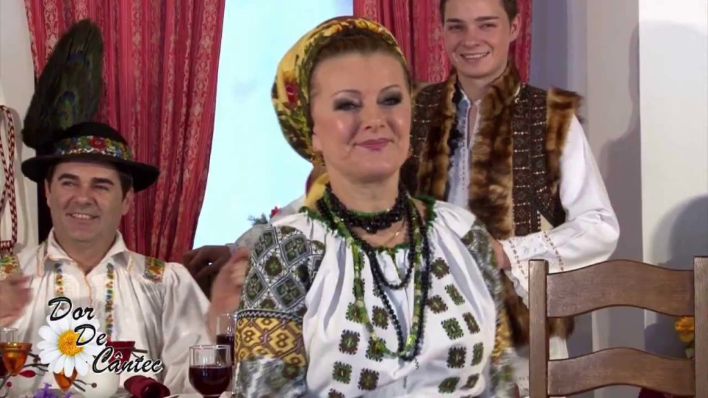 biblioart's tweet photo. Priveghetoarea din munții Carpați : Maria ILIUȚ, interpretă de cântece populare românești, culegătoare și valorificatoare a folclorului muzical din Bucovina. (65 ani de la naștere) https://t.co/oUV8Fjp93A https://t.co/9eoqLxkiNF
