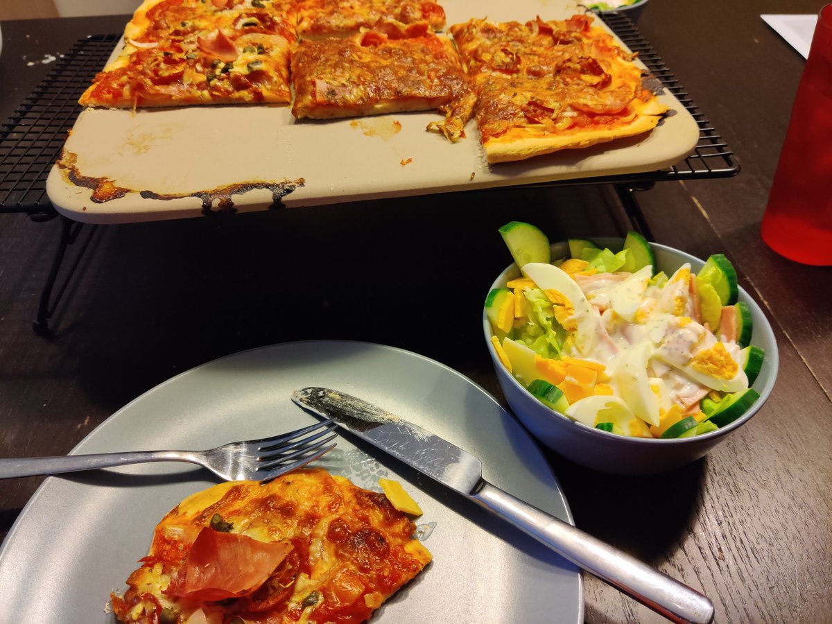 Dude_Lind's tweet photo. Vor der #N8Schicht noch ne selbstgemachte Pizza und Ital. Salat. #Guude https://t.co/YEWuWMSTsQ
