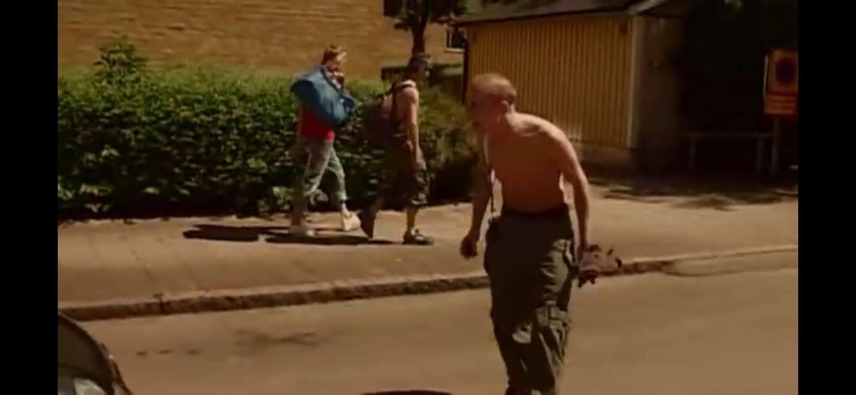 ”-Egentligen e Svante rätt blyg..(HÅLL KÄFTEN!!!).. men så har han ju sin damp..
-Ja!? Ja!!! Sluta tjata... Ja jag gör de.. Jävla kärring
-E de mossan? 
-Min nördkusin kommer hit idag.. 
-SE DIG FÖR!!!!”