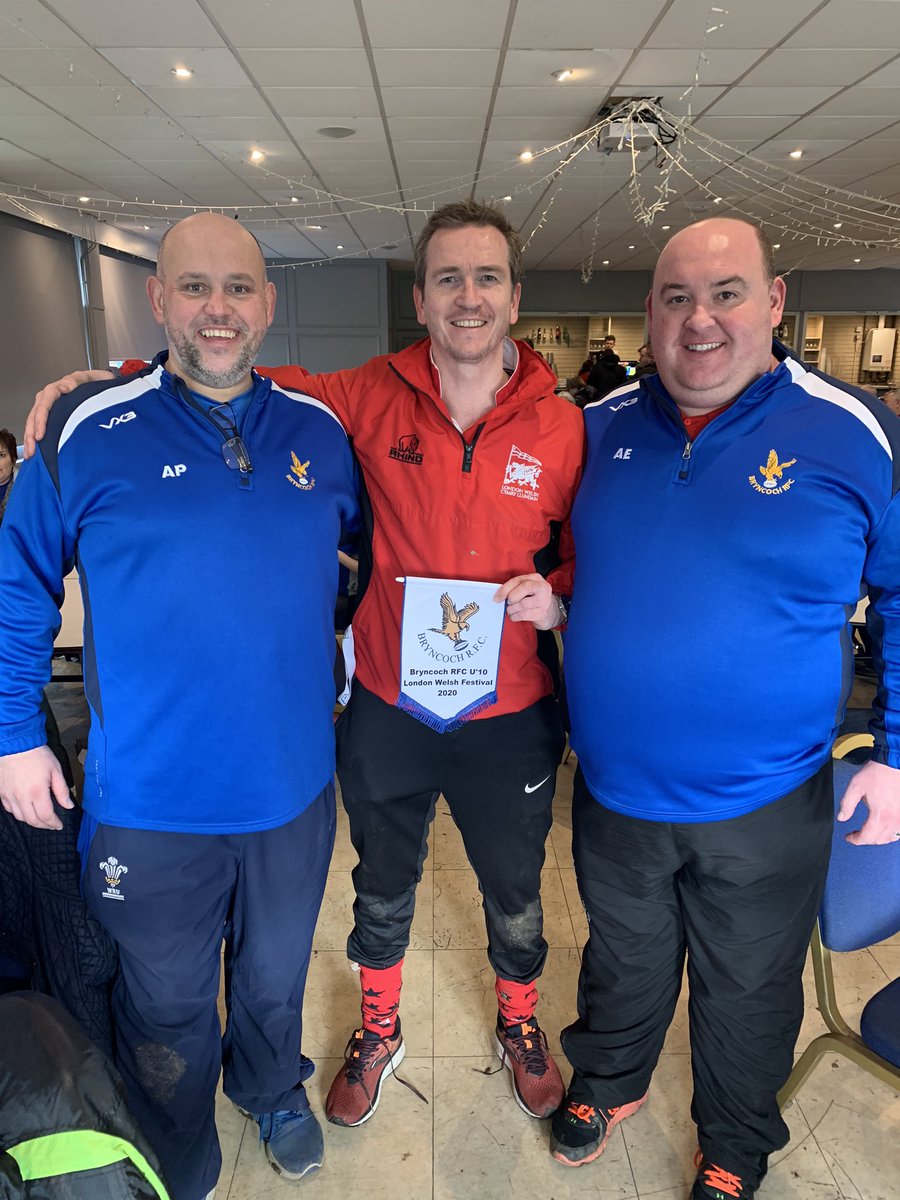 Huwpaz's tweet photo. Nice touch from @BryncochRFC Under 10s presenting @LWMiniRFC with a commemorative pennant. Diolch yn fawr iawn for attending our St David’s Day Festival. Great day of mini rugby played in the right spirit. #rugbyfamily #wemakedragons https://t.co/ACiv4QVAGz