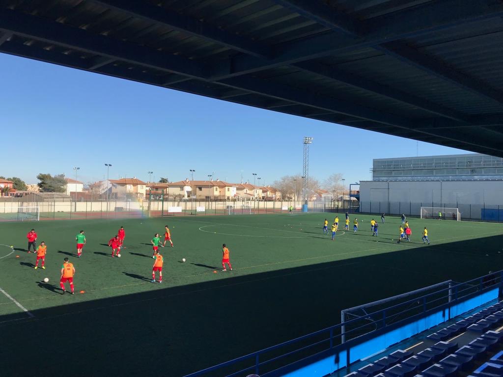 RFFM_oficial's tweet image. 🏟 En el Campo de San Juan Colmenar de Oreja se juega el partido de 1ªAficionados del grupo 3 🆚 @cdColmenarOreja y @aguilasmorata 

👥Miguel Ángel Manzano, Presidente del Comité de Entrenadores de la #RFFM, se encuentra siguiendo el partido en directo