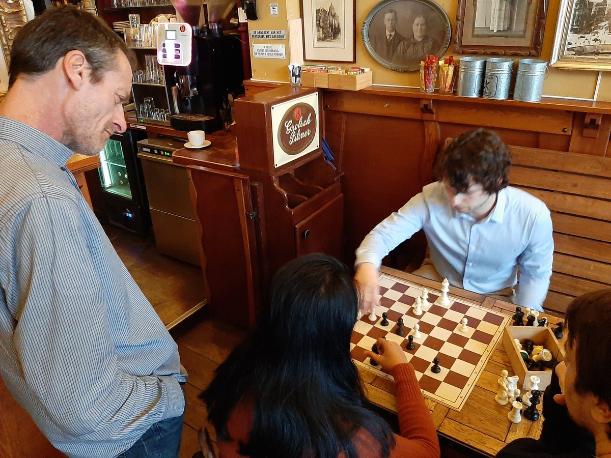 Schaakstad's tweet photo. Nico Zwirs boekt zijn eerste overwinning in het @bataviachess Tournament, met wit tegen de Indonesische Sukandar (2408). De analyse gaat onder toeziend oog van Manuel Bosboom.

#schaken #chess #bataviachess https://t.co/HyTqhYoS0O