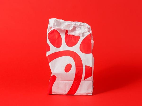 KalinowskiLLC's tweet photo. On Sundays @ChickFilA closes due to the founders' religious beliefs, resulting in ~$1B in annual lost sales. Read as @BusinessInsider explains why this policy cements #ChickFilA's reputation, benefits workers, &amp; instills urgency - https://t.co/8x6QGUmQqz powered by @analysthubco https://t.co/xSzGIMQqfL