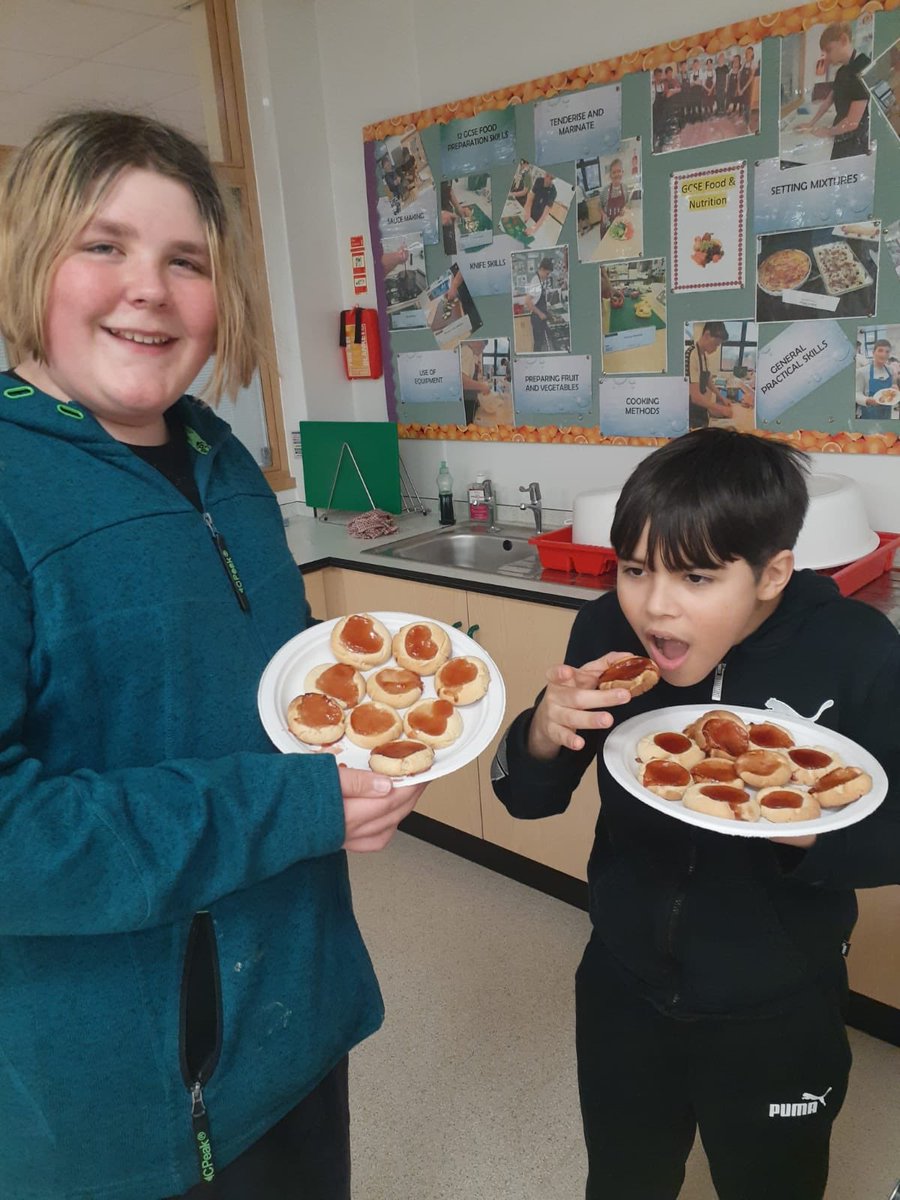 Memories from Valentines Day, making jam sweet hearts ❤️🧡💛🍪 #ilovevalentinesday #iloveboarding #mystchris