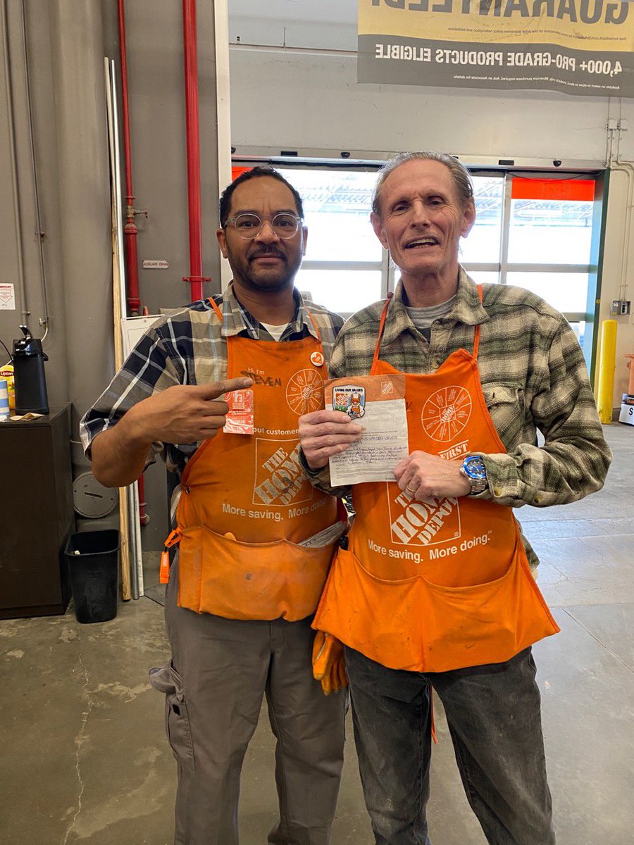 Sunday recognition by our D21/22/30 DH Steve of his associate Martin for his continued efforts throughout the departments, from recovery to customer service. Congratulations Martin! @LuisOrt35965715 @caubel21 @MattKeatinghd @DHRMgregorio @dmd62607