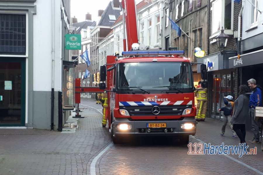 Losgewaaide dakpannen van dak gehaald in centrum #Harderwijk. 112Harderwijk.