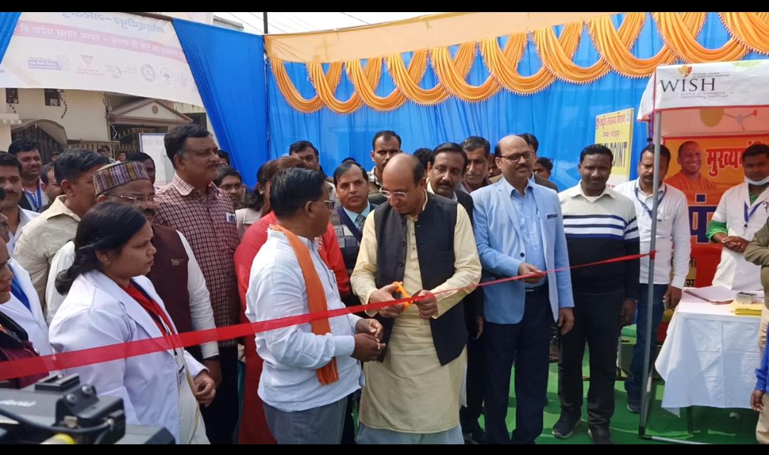 MhfwGoUP's tweet photo. मुख्यमंत्री आरोग्य मेला का आयोजन आज मोहदीपुर स्थित लेबरकॉलोनी में हुआ जिसमें उ0 प्र0 के स्वास्थ चिकित्सा मंत्री  जय प्रताप सिंह एवम  नगर विधायक डॉ0 राधा मोहन दास अग्रवाल शामिल हुए इस अवसर पर कार्यक्रम की शुरुआत के मा० स्वास्थ चिकित्सा मंत्री ने फीता काट एवम दीप प्रज्वलित कर किया https://t.co/ojONrz3cXa