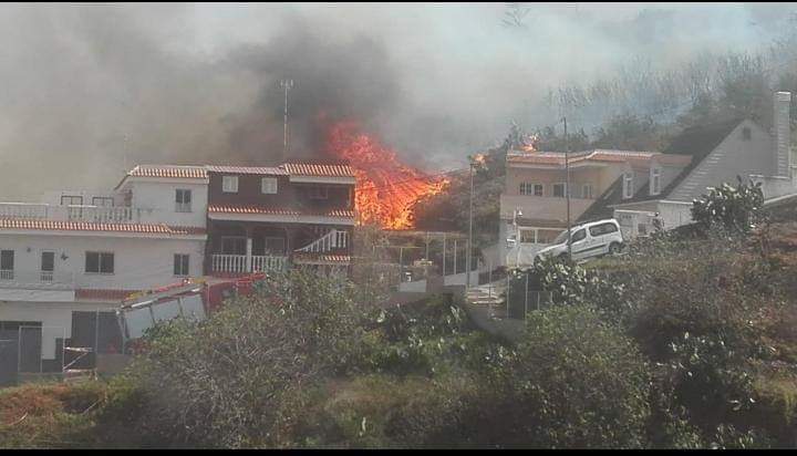 Cahora's tweet photo. 🔴🔴 #ÚLTIMAHORA Varios centenares de evacuados en Tenerife por los incendios en el norte de la isla #AlertaCanarias
https://t.co/gG1ufNfVJd https://t.co/4G7Qn5Yq0w