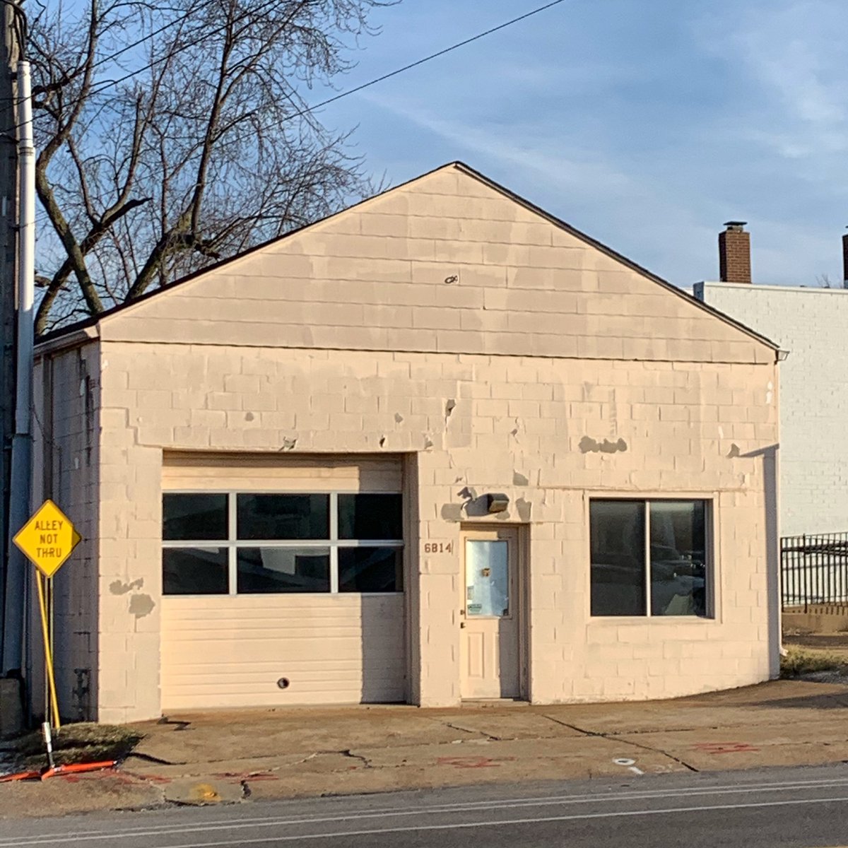 WhatIfSTL's tweet photo. What if 6814 Morgan Ford in Boulevard Heights was a fun/fitness studio? #whatifstl https://t.co/jiZGi7hxvN