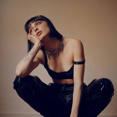 𝙭 Irina Slovak
𝙭  24 años
𝙭 Pintora
𝙭  Bisexual
𝙭  Rol corto/medio/extenso
𝙭  No anime
𝙭  Abierta a tramas, adaptable.

(RT?)