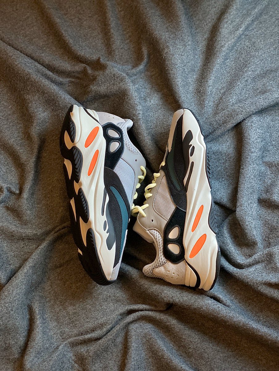 simplyGILBERT's tweet photo. Photoshoot ‘yan gurl?! Hahahaha. I’m just so happy with this pair! 💪🏻👟#WaveRunner700 #Yeezy #StockX https://t.co/CQ2fnC4OZP