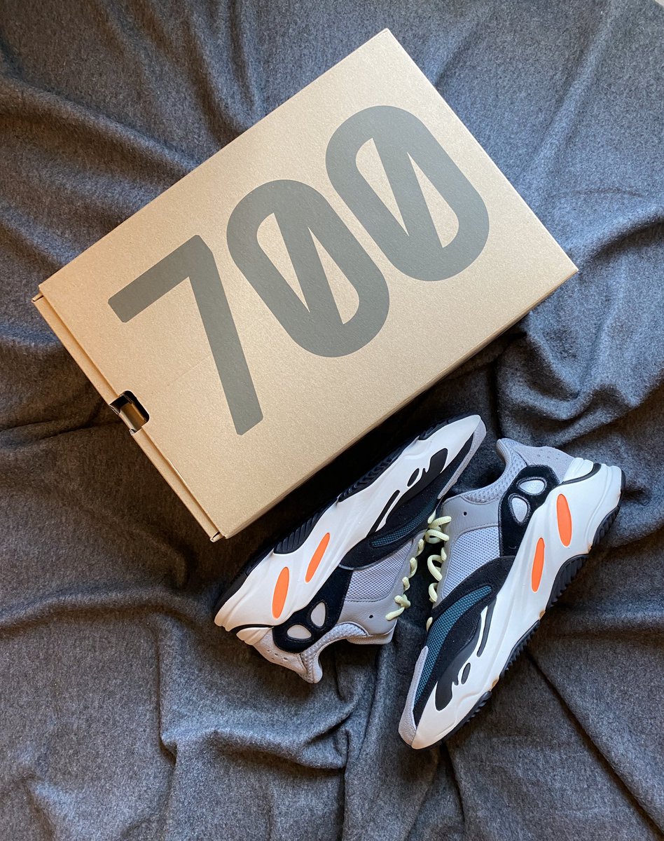 simplyGILBERT's tweet photo. Photoshoot ‘yan gurl?! Hahahaha. I’m just so happy with this pair! 💪🏻👟#WaveRunner700 #Yeezy #StockX https://t.co/CQ2fnC4OZP