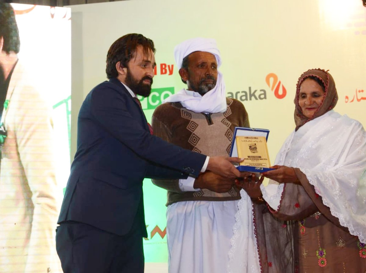 MillionSmilesPK's tweet photo. #MillionSmiles recognize and honor the parents of Director #MSYC Mr. @ansarm779. He dedicated his award to his parents.
@ZAtalks Co-Founder Million Smiles also honored them and shared the stage with them and said "These parents are the reason of our real Million Smiles". https://t.co/l21lbQhtTE