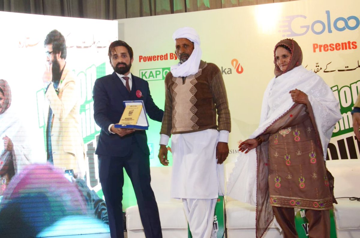 MillionSmilesPK's tweet photo. #MillionSmiles recognize and honor the parents of Director #MSYC Mr. @ansarm779. He dedicated his award to his parents.
@ZAtalks Co-Founder Million Smiles also honored them and shared the stage with them and said "These parents are the reason of our real Million Smiles". https://t.co/l21lbQhtTE