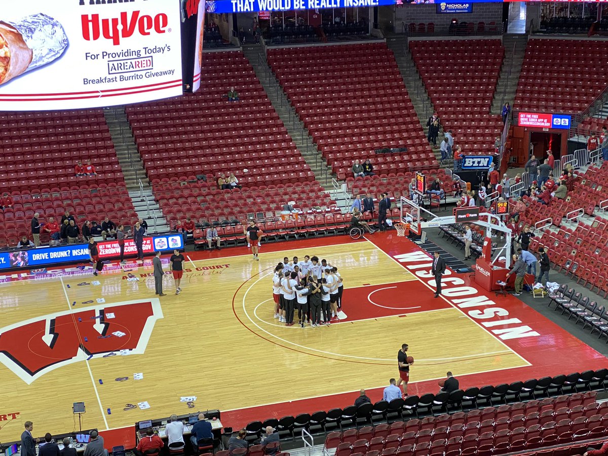 RutgersRadio's tweet photo. Pre-game huddle.  Air time at 12:45 PM (EST) on @710WOR and @1450WCTC.  #GardenStatement #RHoops https://t.co/cOE0tVIbHf