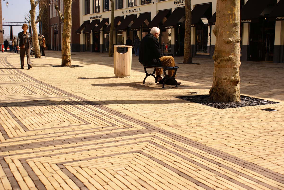 Vande_Moortel's tweet photo. Batavia Stad Outlet Centre is situated in Lelystad (The Netherlands).
Our shiny, elegant #AncienneBelgiquePaver Bronze Yellow fits pefect in its environment. The pattern created with our Camel paver accentuates the 'promenade' atmosphere. ๐
#ShapingPlaces #UniqueMaterials https://t.co/0hW3TY6dGE