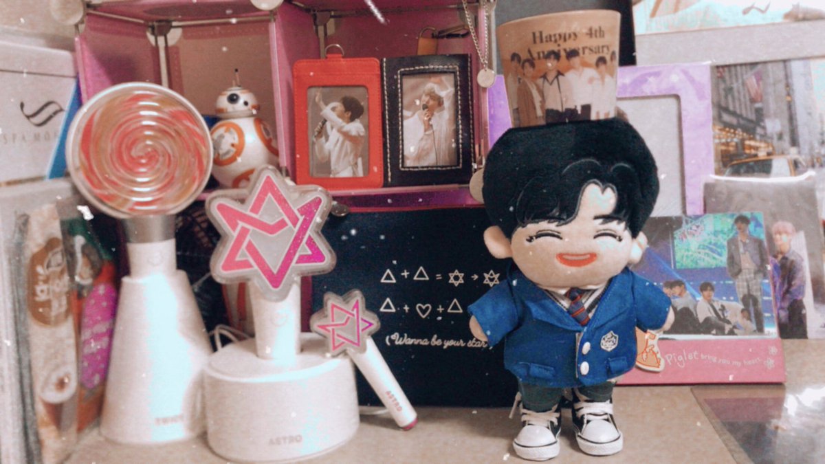 LittleEyesLiu's tweet photo. 예쁜 컵홀더를 위해
특별히 타이난에서 오다💕
┏━━━━━━━━┓
┃┏━━━━━━┓┃
┃┃아스트로 4주년┃┃
┃┃   ♡축 하 해♡  ┃┃ 
┃┗━━━━━━┛┃
┗━━━━━━━━┛
　　  \(´•ω•)ノ
　　　 |　 / 
　　　 U U
#아스트로는_아로하의_빛 
#해피223_봄의기적_아스트로_4랑해 https://t.co/PuV2sWo7MG