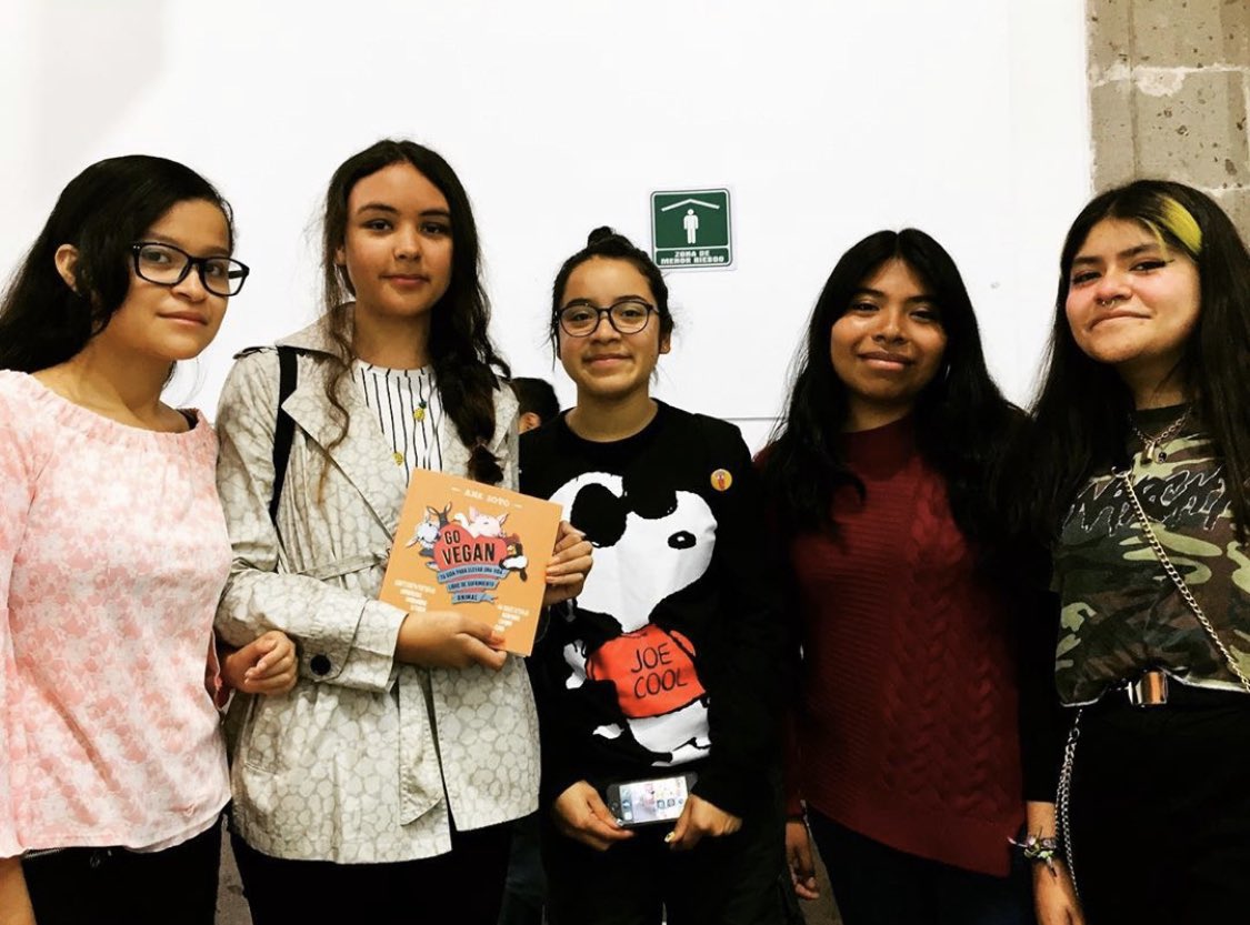 mx_vegan's tweet photo. Muchas gracias a estas jóvenes interesadas en el respeto y la justicia para todos los #animales

En la @FILMineria, stand de @olinyoli (1509, planta alta) con el #libro #GoVegan 

#veganosmexico #veganosmexicanos #veganoscdmx #librovegano #goveganmx #antiespecismo #vegan #veganos https://t.co/BxdCx1sJpN