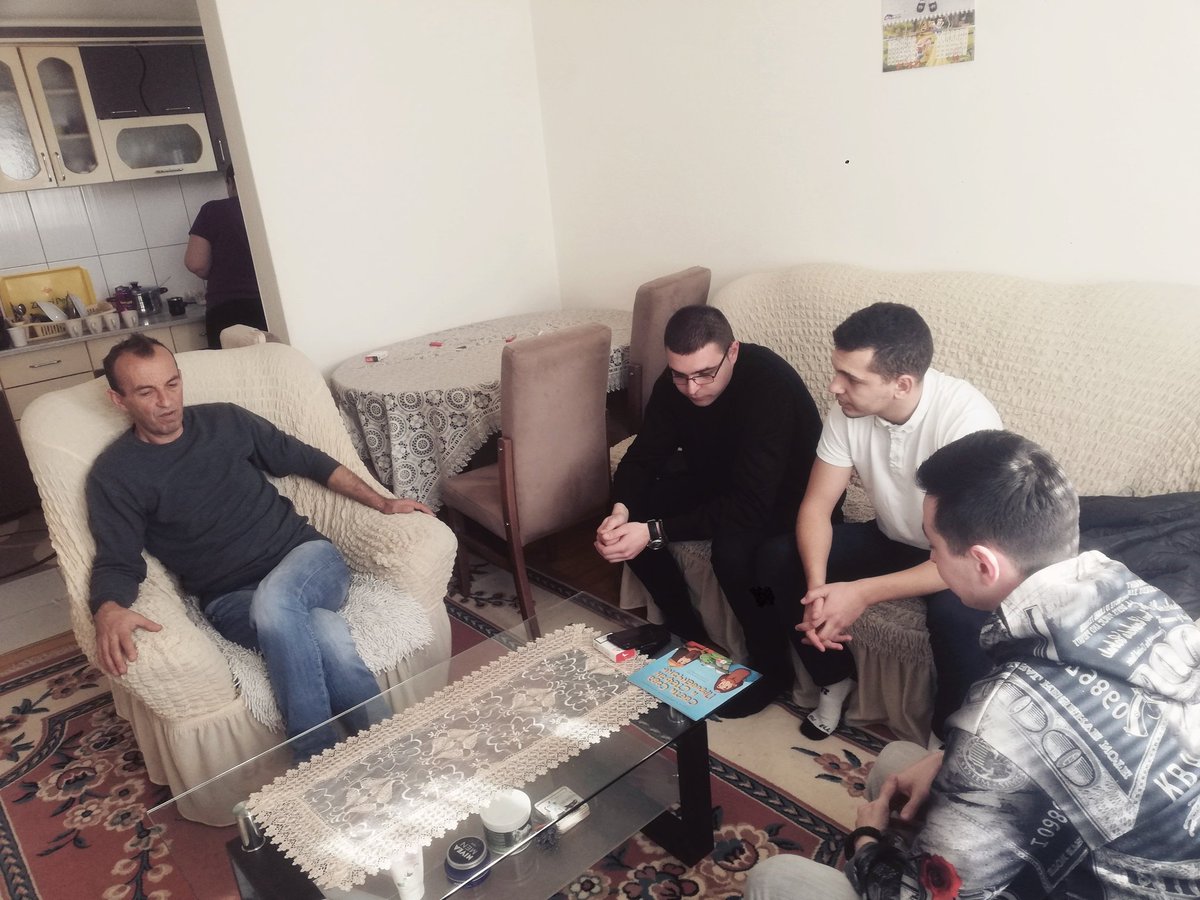StefanP00's tweet photo. Socijalistička omladina Kosovske Kamenice je danas posetila porodicu Krstić, u selu Gornje Močare, u opštini Kosovska Kamenica i tom prilikom razgovarala sa ukućanima o problemima sa kojima se suočavaju
Porodica Krstić je takođe popunila pristupnice i pridružila se našoj partiji. https://t.co/tlpe81bDhY