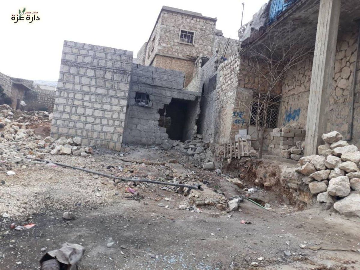 Tania_Tania_C's tweet photo. The effects of the destruction as a result of the missile and artillery shelling that targeted the city of Daret Ezza, which resulted in the killing of Mohamed Ahmed Saleh, and several injured.

#Dar_Ta_izzah
#دارة_عزة
#دارةعزة
#AleppoUnderFire
#Syria https://t.co/0KYWyzfNr8